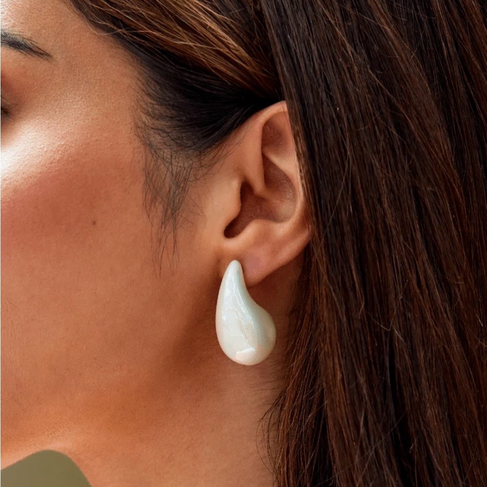 🤍 Iridescent White Pearl Waterdrop Earrings